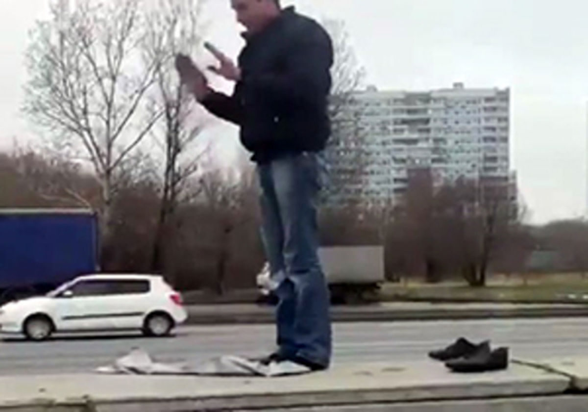 فیلم: نماز خواندن مسلمان روسی در وسط جاده