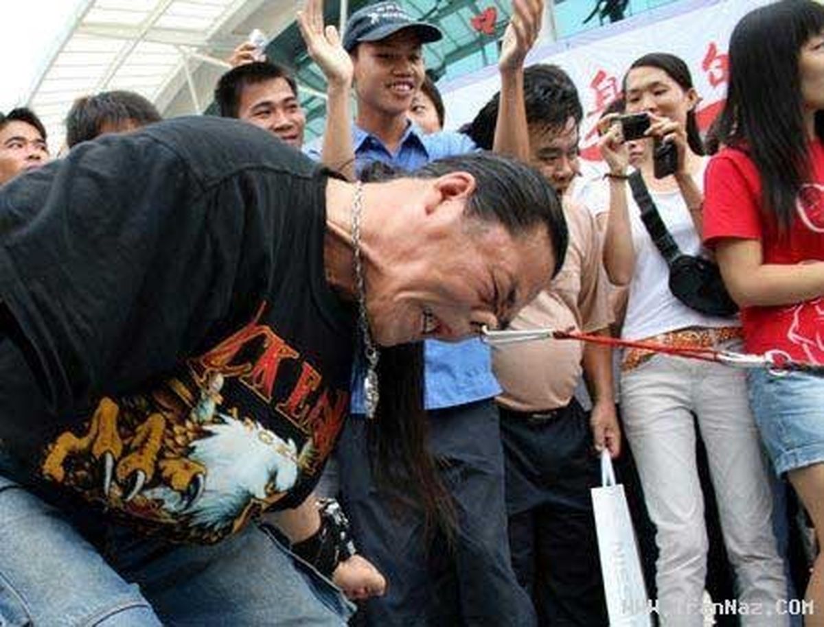 مردی که با بینی خود ماشین جابجا می‌کند+عکس