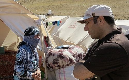 عکس/ دیدار سینماگران از مناطق زلزله زده