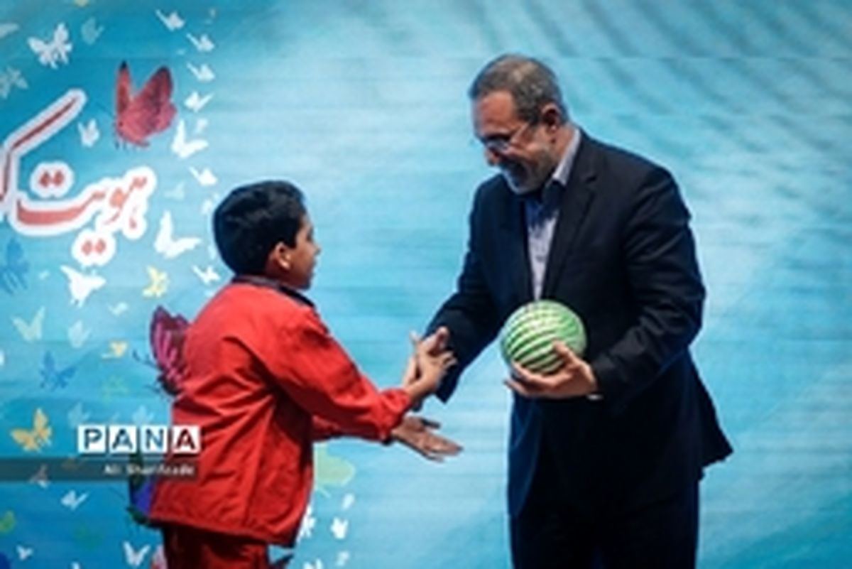 عکس: هدیه جالب و ویژه برای آقای وزیر