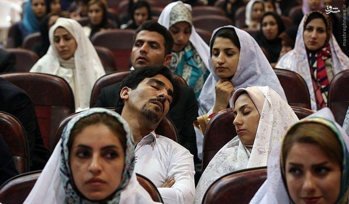عکس: خواب زوج خسته در مراسم ازدواج دانشجویی