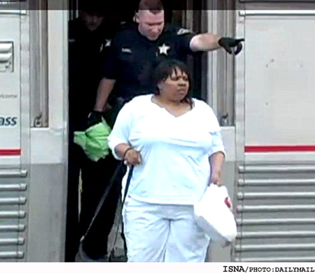 اخراج زنی از قطار بعد از 16 ساعت صحبتكردن با تلفن + عکس