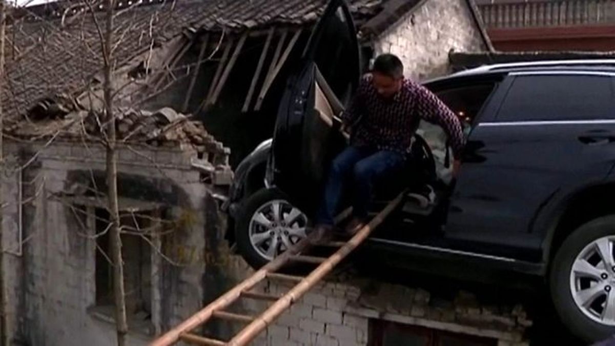 پرواز خودروی سواری بر بام خانه! +عکس