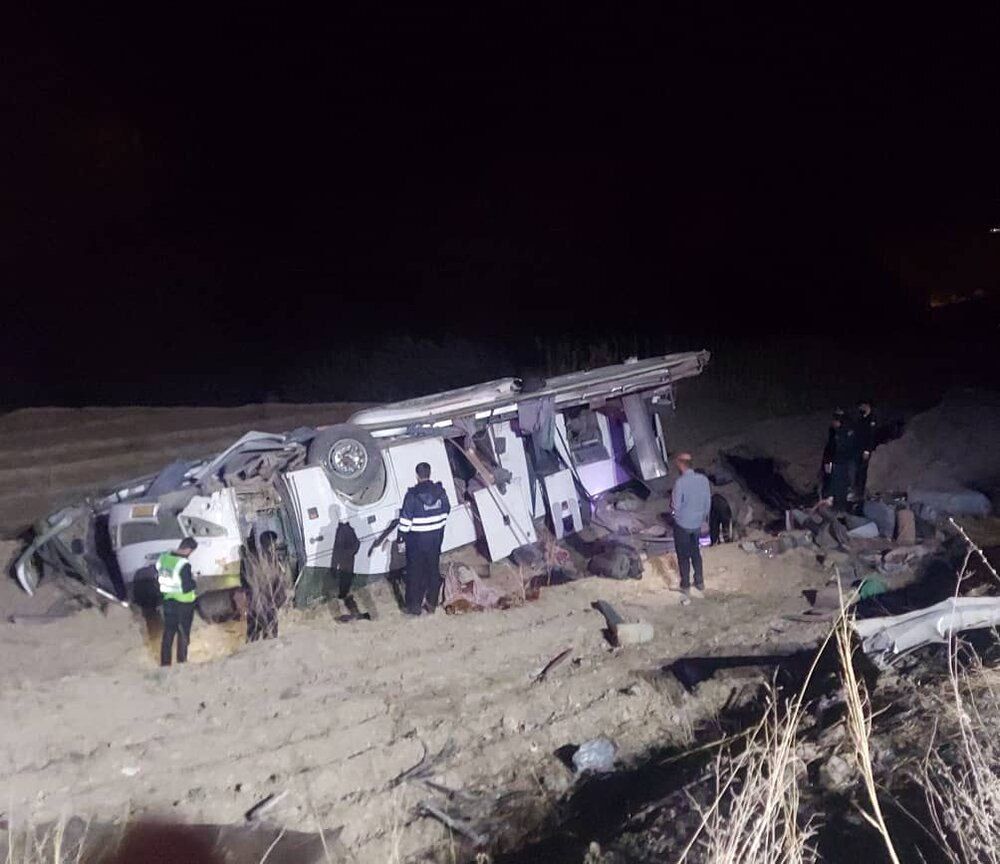 سقوط اتوبوس در محور یاسوج اصفهان با ۱۳ مصدوم