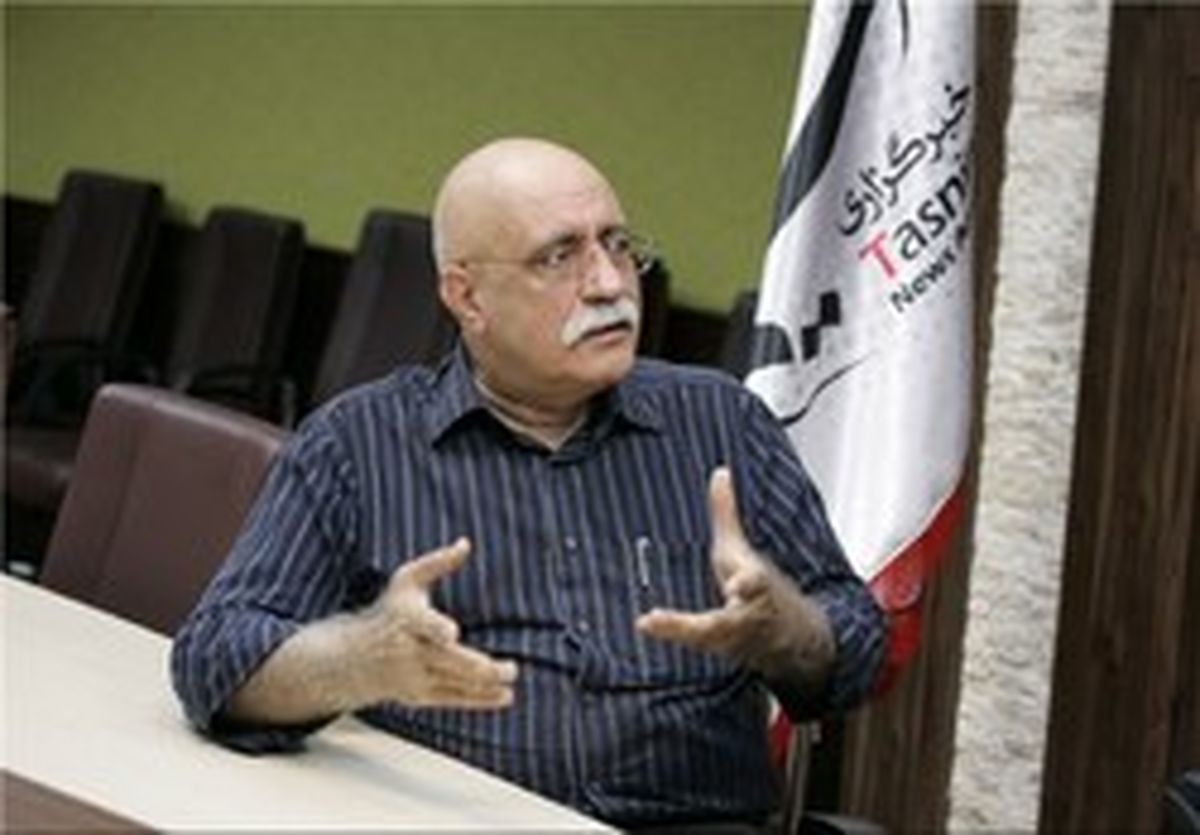 نقد‌های فراستی «سختگیرانه و پرخاشگرانه» است