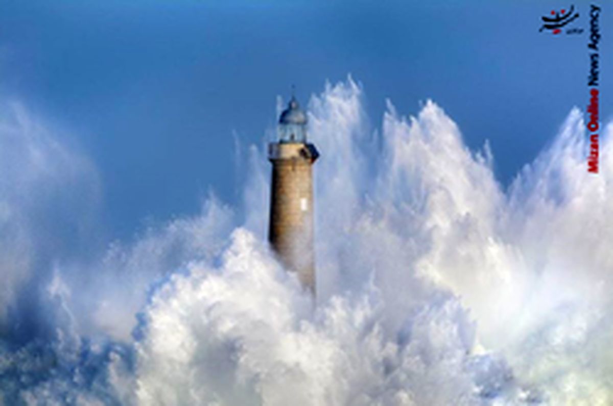 تصویری از ارتفاع گرفتن امواج در زمان طوفان