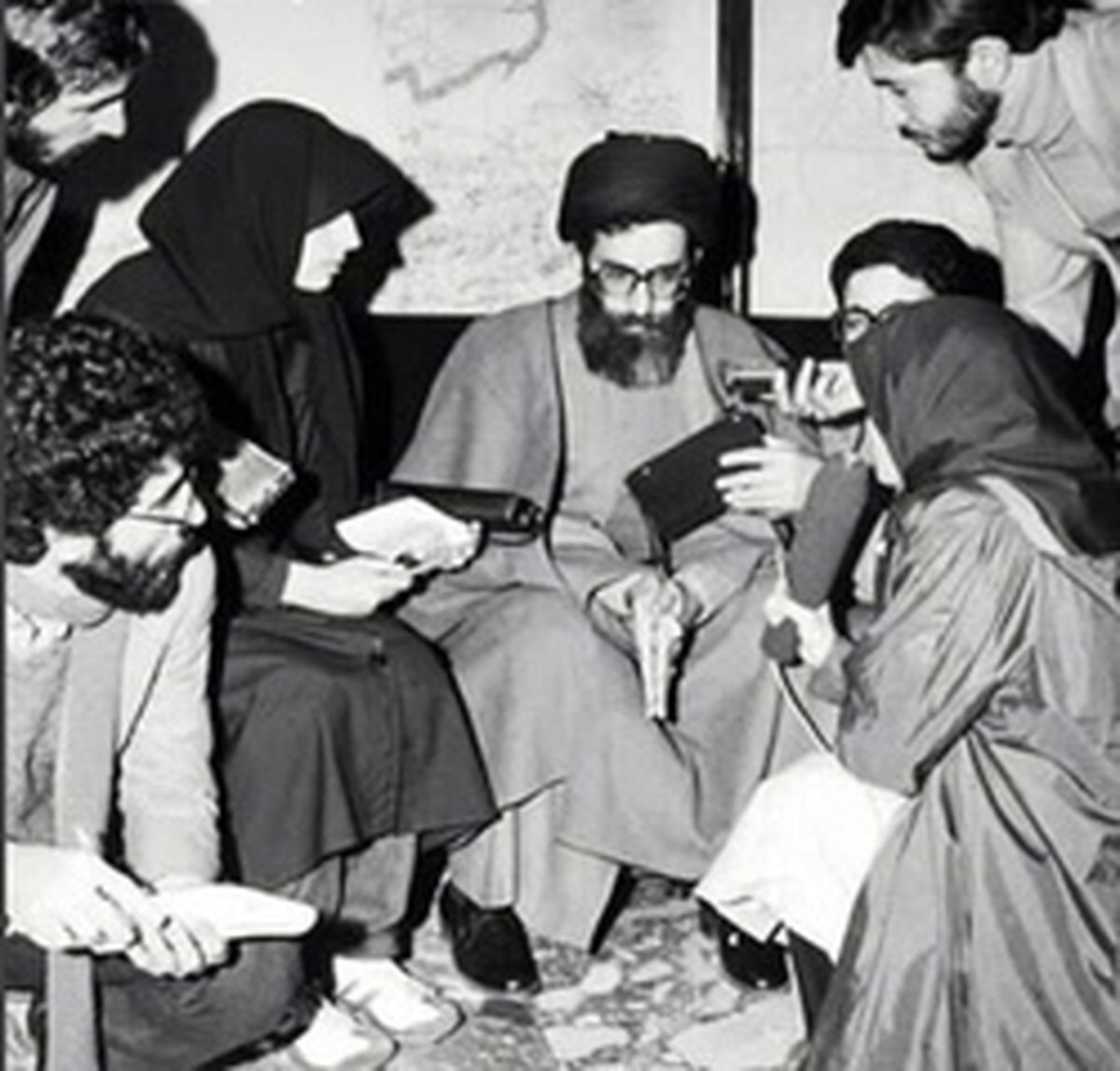 عکس دهه شصت: صحبت رهبر انقلاب در جمع خبرنگاران