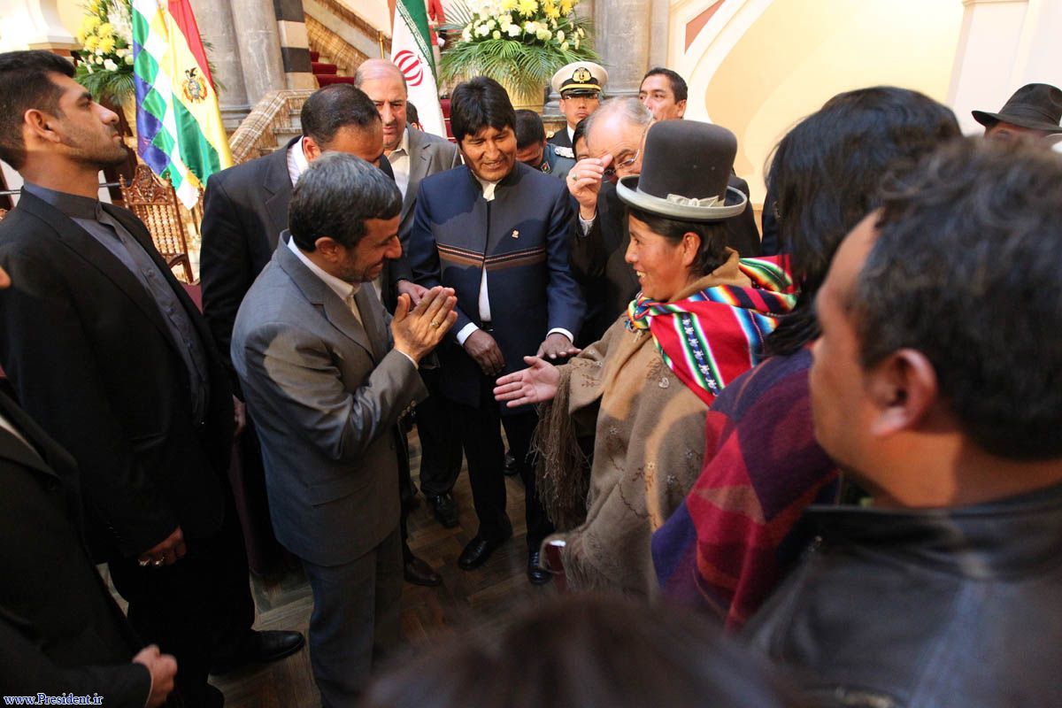 عکس/شگرد احمدی نژاد برای دست ندادن