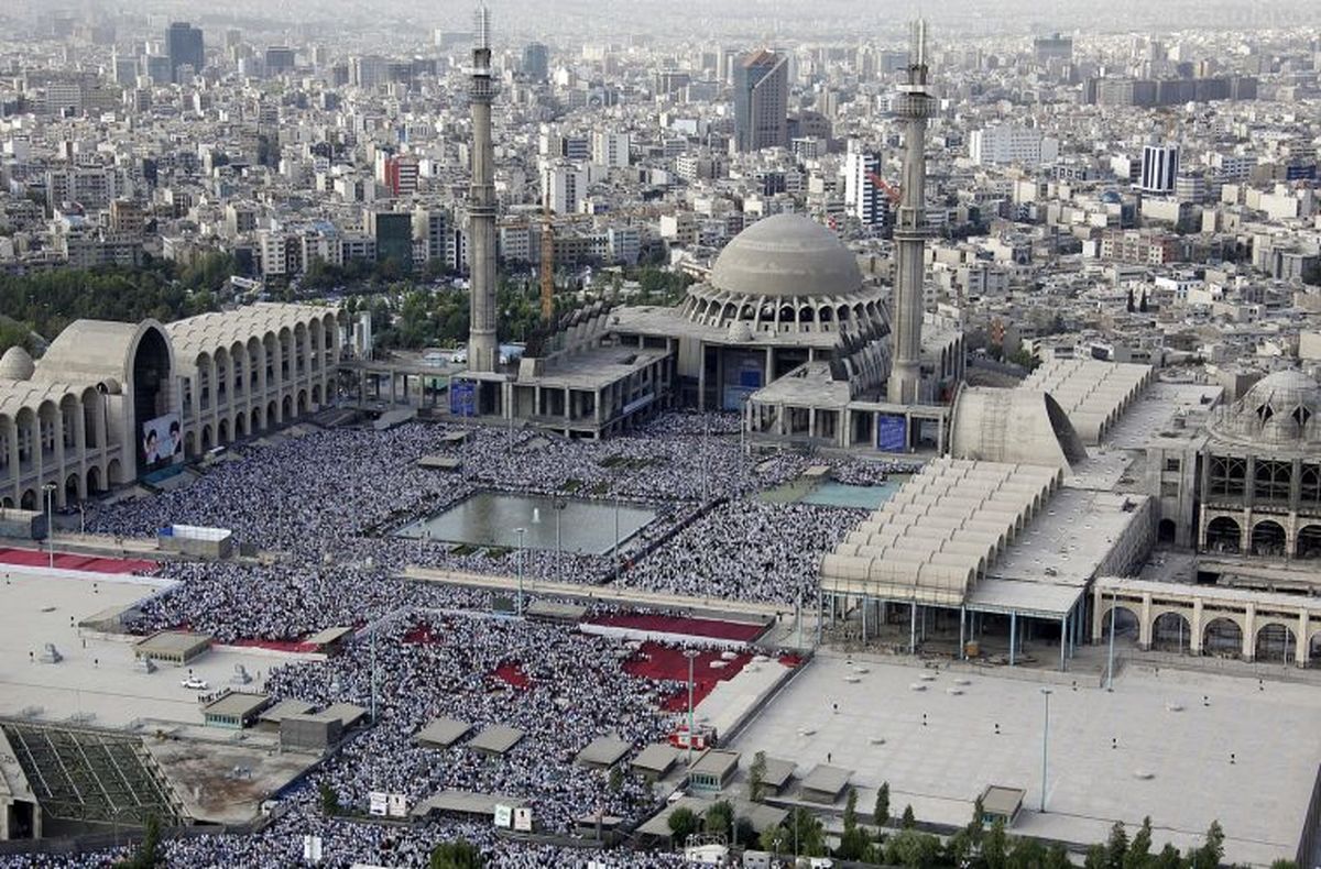 از حوض وسیع صحن جامع تا تهدید امنیتی پله ها/ تاملی بر جمعیت پذیری صحن جامع مصلی تهران+ تصاویر